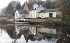 Picturesque Riverside Cottage - 2 Bedroom